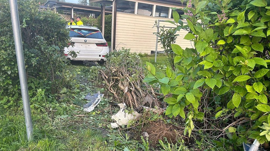 Henkilöauto ajautui pensasaidan läpi asuinrakennuksen pihaan törmättyään ensin pyöräilevään lapseen Tampereella.