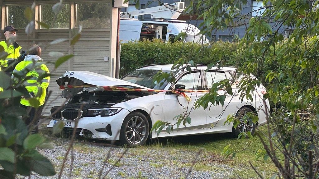 Lopulta auto ajautui pensasaidan läpi asuinrakennuksen pihaan Tampereella.