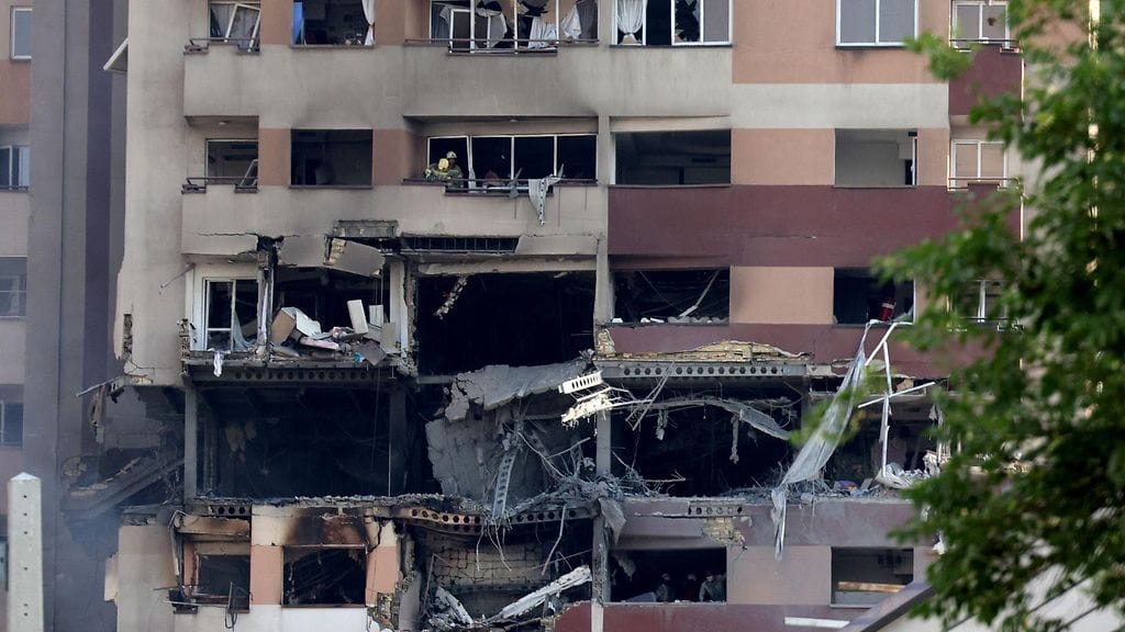 Israel iski varhain perjantaiaamuna kymmeniin kohteisiin Iranissa.