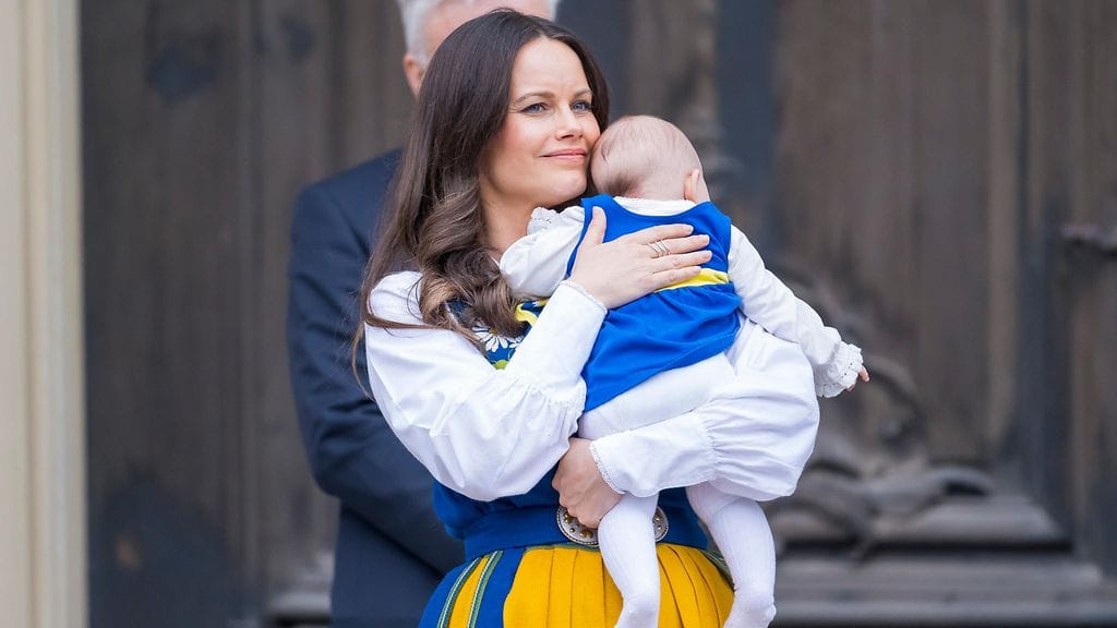 Ines ihastutti äitinsä prinsessa Sofian sylissä Ruotsin kansallispäivänä 6. kesäkuuta.