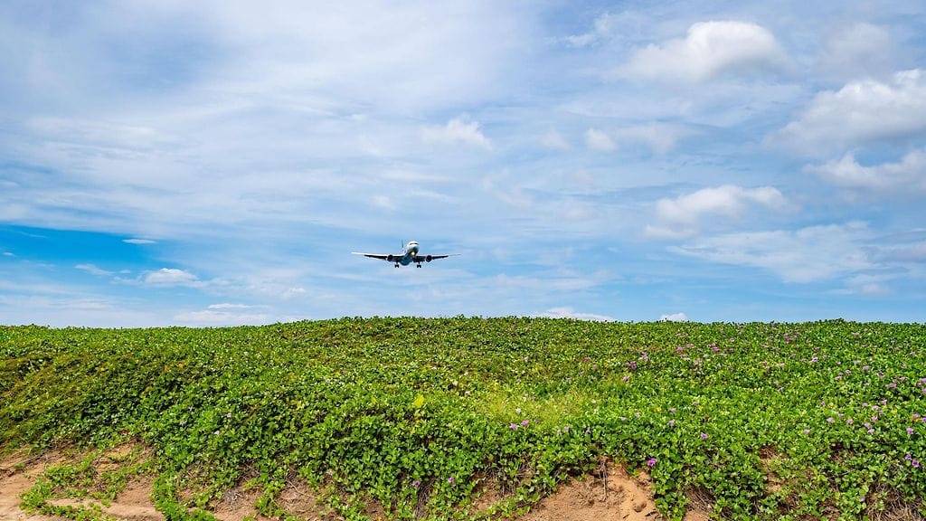 Lentokone laskeutumassa Phuketin lentokentälle. Kuvituskuva.