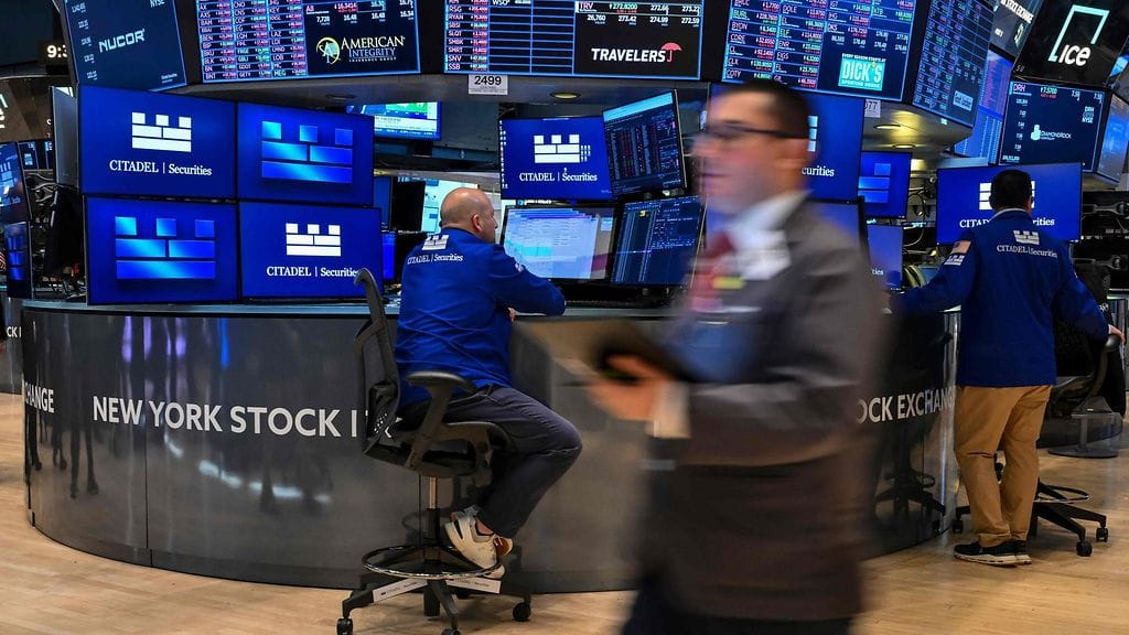 Kauppiaat työskentelemässä New Yorkin pörssissä kesäkuun alussa. Kuvituskuva.