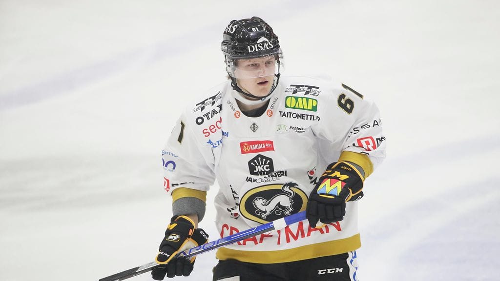 Axel Rindell pelasi kaudella 2021–2022 lainamiehenä Kärpissä.