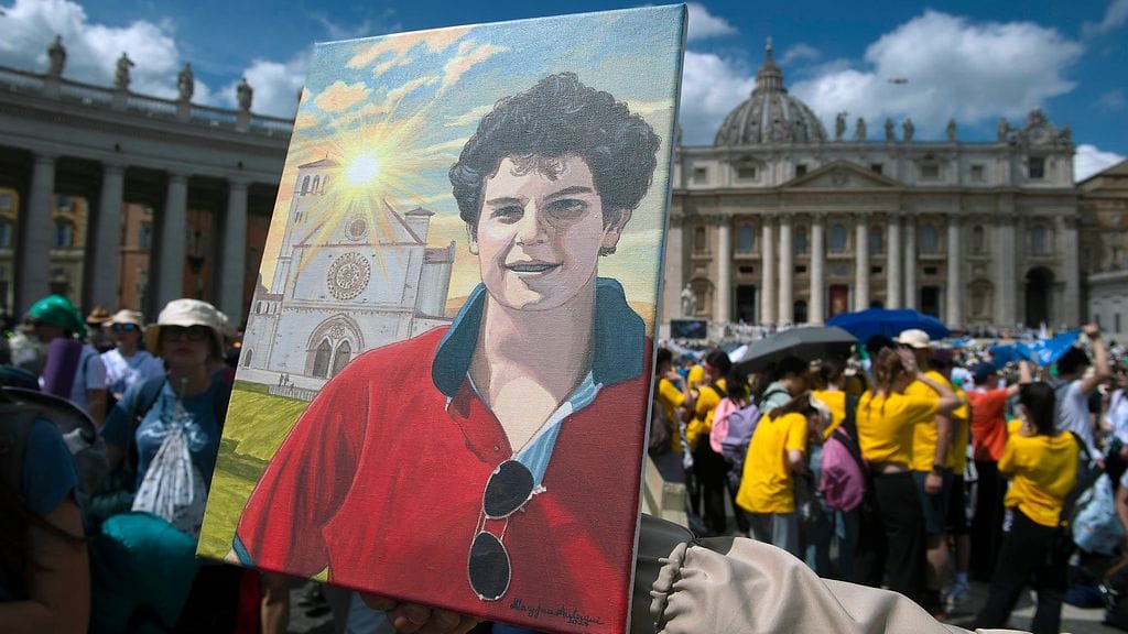 Carlo Acutisin pyhimysasemasta äänestettiin jo vuonna 2024. Acutisista maalattu kuva Vatikaanissa huhtikuussa 2025.