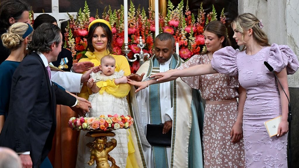 Yksi Inesin kummeista on hänen serkkunsa, tuleva kuningatar prinsessa Estelle, 13.