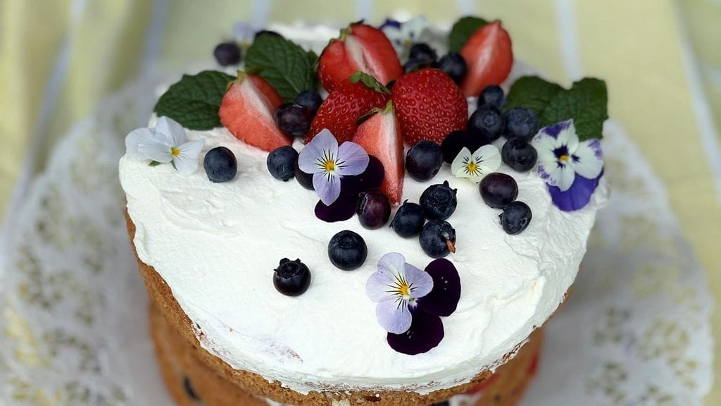 Nakukakku on juhannuksen rento kakku.