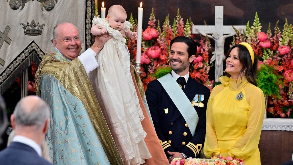 Prinsessa on kastettu! Piispa Johan Dahlman nosti prinsessa Inesin leikkisästi ylös kasteen jälkeen.