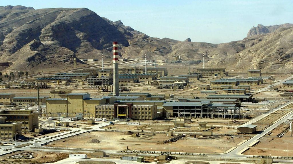 Yleiskuva Isfahanin (UCF) ydinvoimalasta (UCF) Teheranin eteläpuolella 30. maaliskuuta 2005.