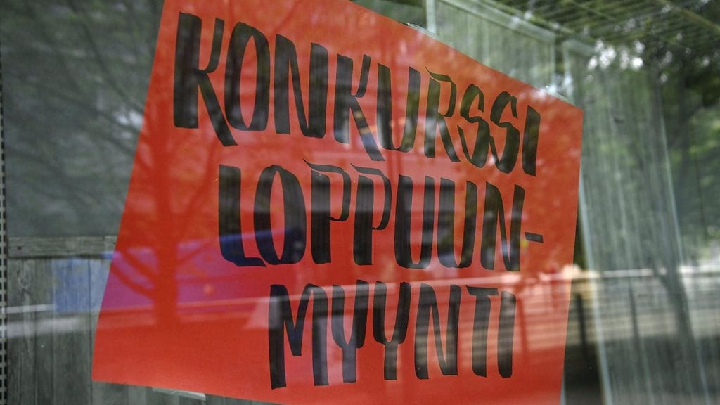 Kuvituskuvassa konkurssiloppuunmyynti-ilmoitus ikkunassa Helsingissä 21. elokuuta 2023.