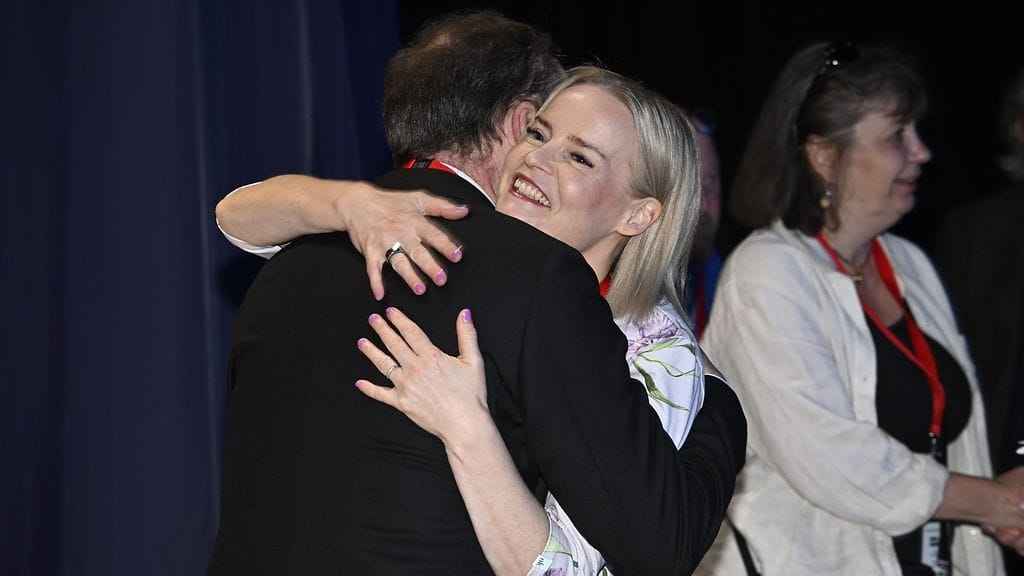 Riikka Purra halasi Jussi Halla-ahoa Lahden puoluekokouksessa lauantaina.