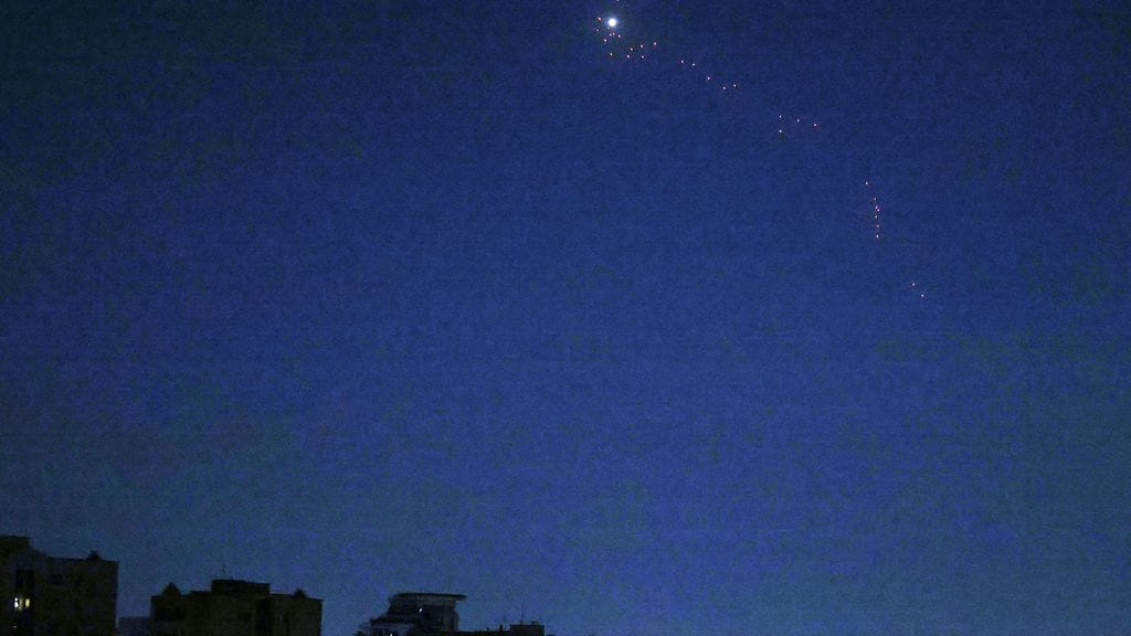 Kuvassa ilmapuolustusta Teheranin yöllä 13. kesäkuuta 2025.