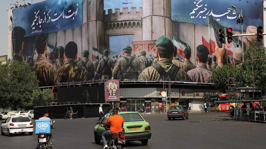 Israel-vastaisia viestejä sisältävä banderolli rakennuksen katolla Iranin Teheranissa 14. kesäkuuta 2025. Persian ja heprean kielellä kirjoitetuissa julisteissa vaaditaan kostoa Israelille.