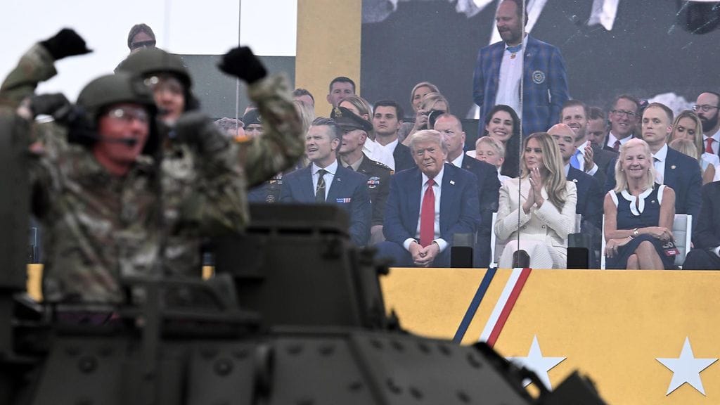 Donald Trump seurasi sotilasparaatia Washingtonissa syntymäpäivänään 14. kesäkuuta 2025.