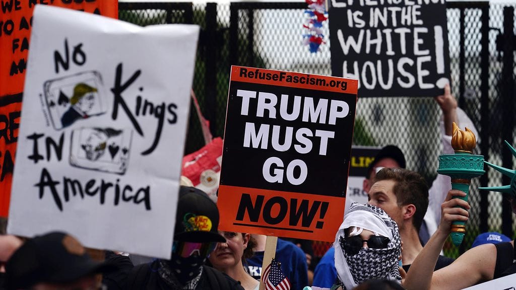 AOP  mielenosoitus trump