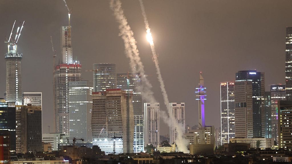 Israelin ilmatilaa suojaa ohjuksilta niin sanottu Iron Dome - eli rautakupolijärjestelmä. Kuva Tel Avivin yltä Israelissa 15. kesäkuuta 2025.