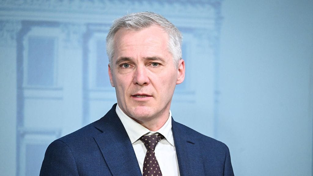 Hallituksen on löydettävä ratkaisu tilanteeseen, jossa osa hyvinvointialueista joutuu käytännössä rikkomaan lakia, sanoo RKP:n puheenjohtaja, opetusministeri Anders Adlercreutz.