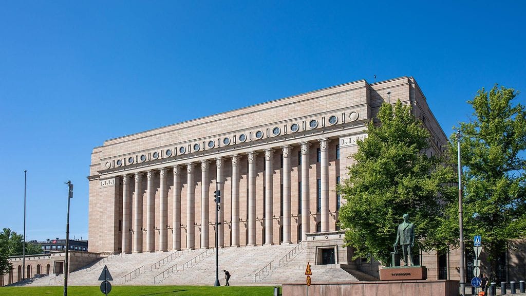 Ottawan miinakieltosopimuksesta etenee tänään eduskunnan suuren salin keskusteluun. Kuvituskuva.