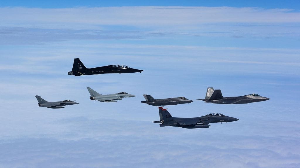 Kuvituskuva. Yhdysvaltain ilmavoimien, Ranskan ja Britannian ilmavoimien lentokoneet muodostelmassa vuoden 2017 Atlantic Trident -harjoituksessa.