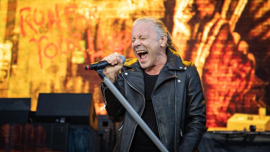 Metallimusiikin jättiläinen Iron Maiden esiintyy Helsingin Olympiastadionilla maanantaina 16. kesäkuuta. Kuvassa yhtyeen laulaja Bruce Dickinson esiintymässä Trondheim Rocks -festivaalilla Norjassa.