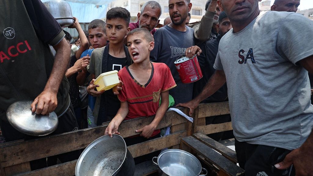 Ruoka-avustusta jakavaa Gaza Humanitarian Foundationia on kritisoitu, koska asiantuntijoiden mukaan järjestö ei noudata humanitaarisia toimintatapoja. Kuvassa joukko palestiinalaisia ottaa vastaan ruoka-avustusta Gazan kaistalla sijaitsevassa Nuseiratin pakolaisleirissä.