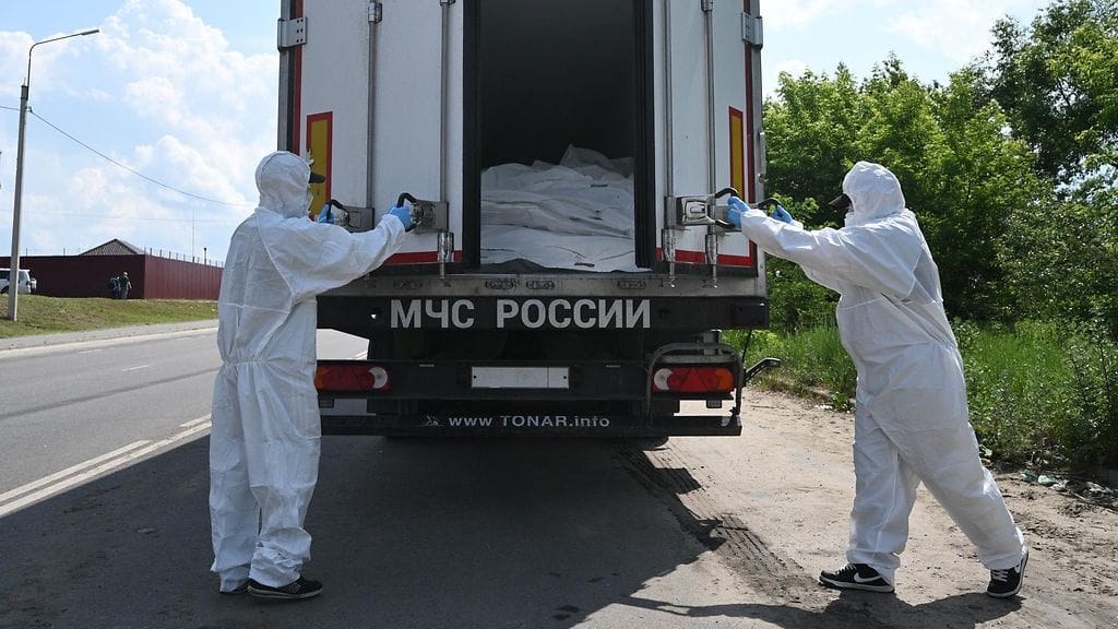 Kuvassa saattue, joka kuljettaa 1212 Ukrainan asevoimien sotilaan ruumiita moottoritiellä Brjanskin alueella Venäjällä.