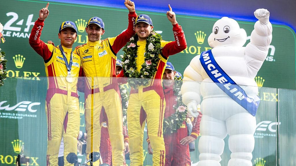 Yifei Ye, Robert Kubica ja Phil Hanson juhlivat Le Mansin kisan voittoa.