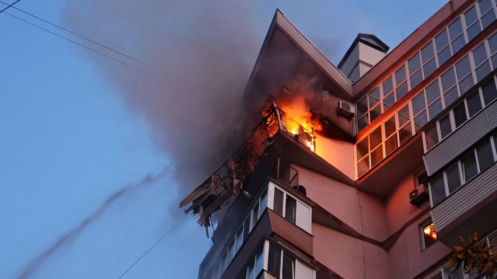 Tulipalo kerrostalossa Venäjän yöllisen iskun jäljiltä.