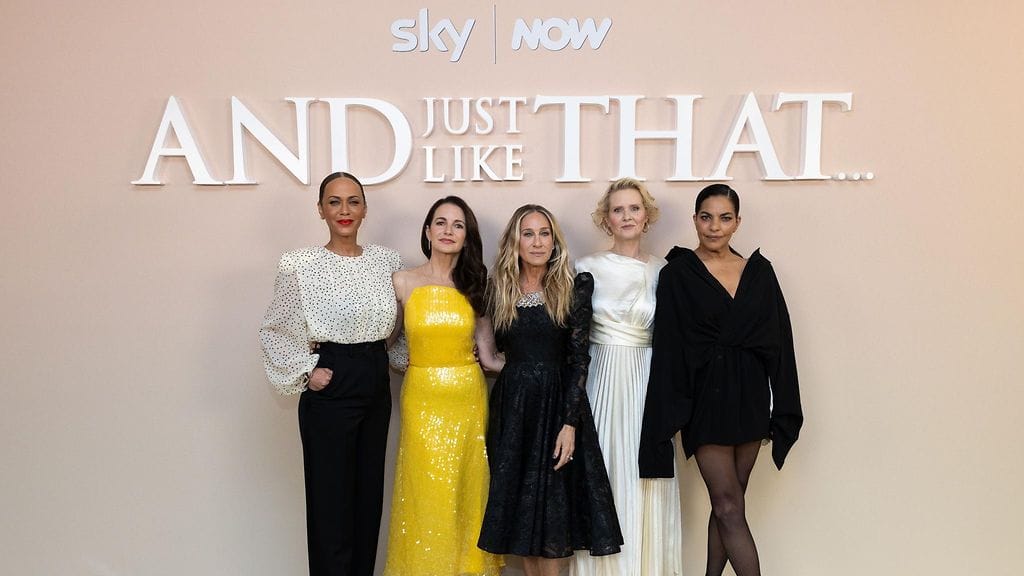 Kuvassa And Just Like That -sarjan näyttelijät Nicole Ari Parker (vas.), Kristin Davis, Sarah Jessica Parker, Cynthia Nixon ja Sarita Choudhury.