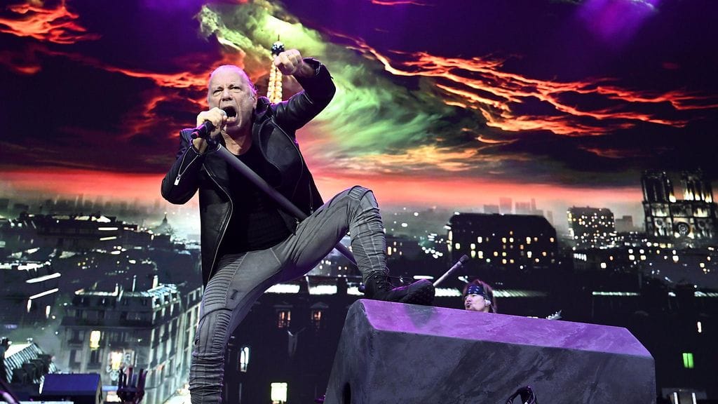 Iron Maiden -yhtyeen solisti Bruce Dickinson Olympiastadionin lavalla.
