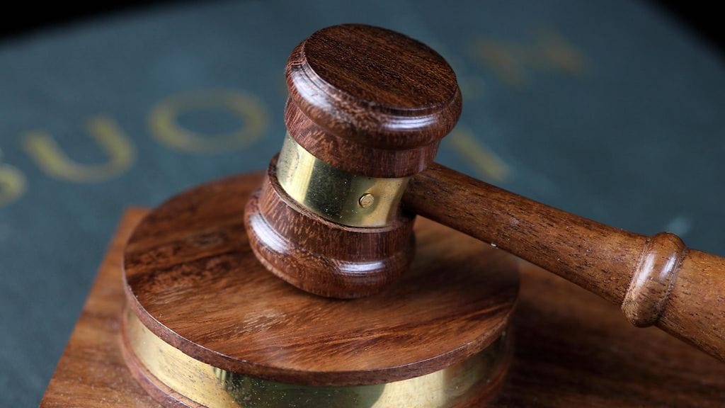 Tällä hetkellä oikeudenkäynnistä poissaolevalle voidaan tuomita enintään kolmen kuukauden vankeusrangaistus. Kuvituskuva.