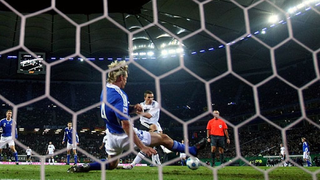 Sami Hyypiä ei yllä Lukas Podolskin sijoituksen eteen. Kuva: Christof Köpsel/GETTY.