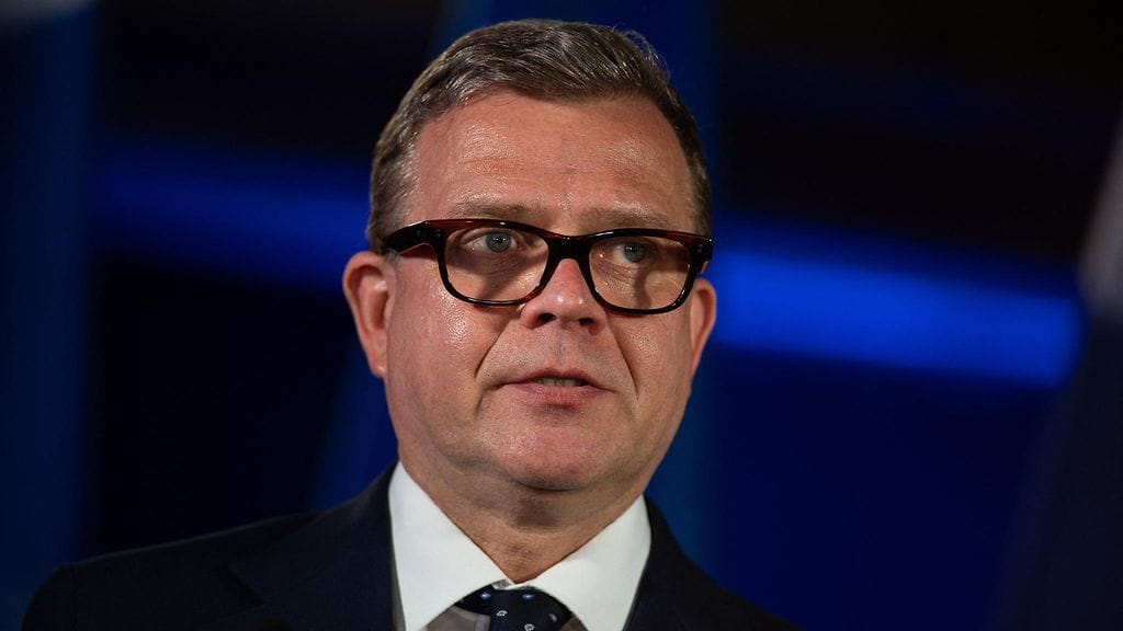 Pääministeri Petteri Orpo (kok.) muistuttaa, että lapsia tulee valvoa veden äärellä.