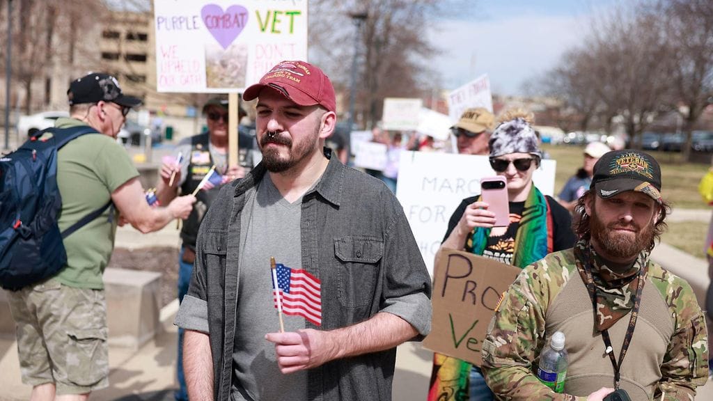 Yhdysvaltojen veteraanit osoittivat mieltä Trumpin hallintoa vastaan Indianapoliksessa maaliskuussa.