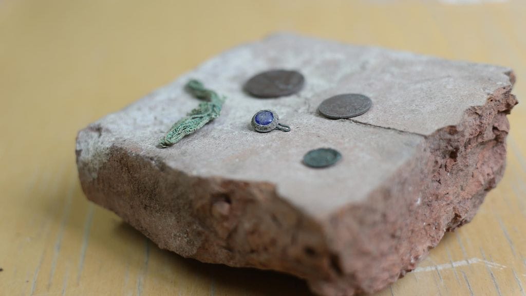 1706 Maarian kirkon esinelöydöt