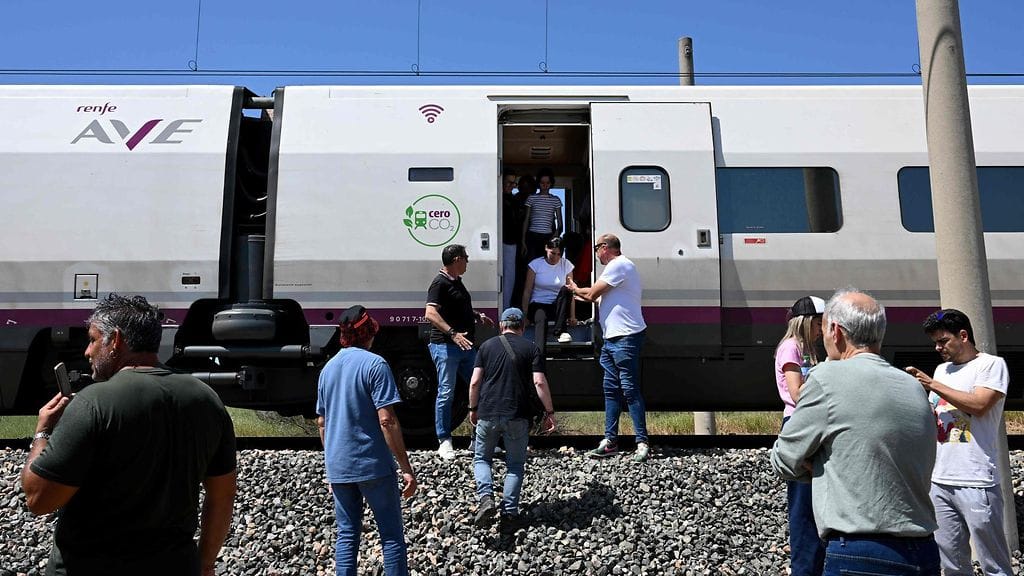 Ihmiset joutuivat poistumaan junasta Córdoban kaupungin lähellä Espanjassa, kun sähköt katkesivat huhtikuussa.