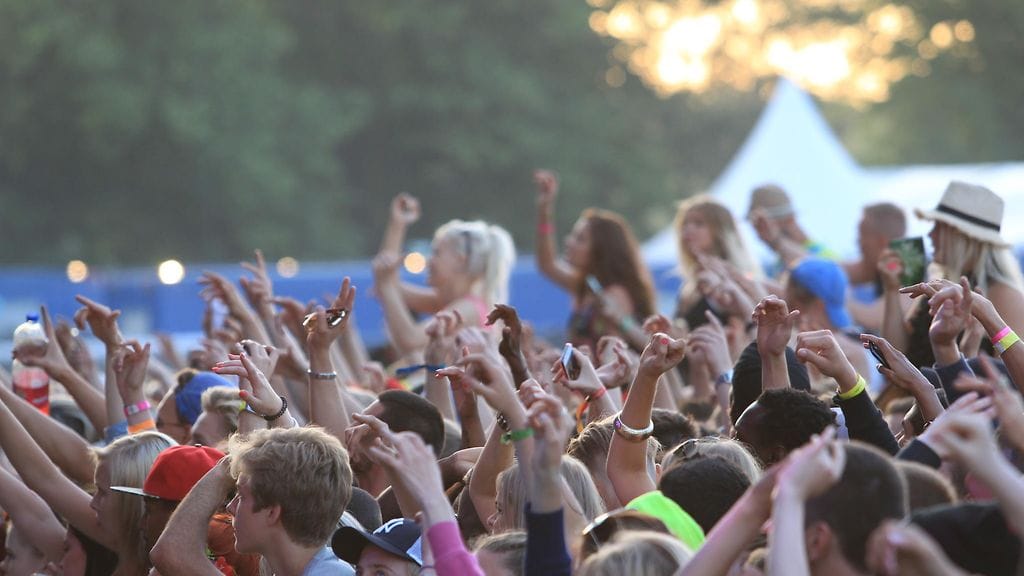 Kuulo on vaarassa kesäfestareilla. Kuvituskuvassa Ruisrockin yleisöä Turussa vuonna 2014.