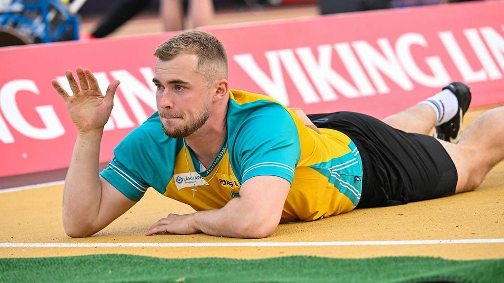 Toni Keränen juoksee aiempaa kovemmalla vauhdilla heittoonsa.