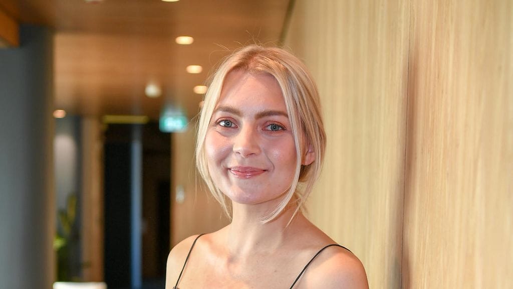 Somevaikuttaja Jenni Rotonen haluaa karvojen kasvattamisellaan kapinoida normeja vastaan.