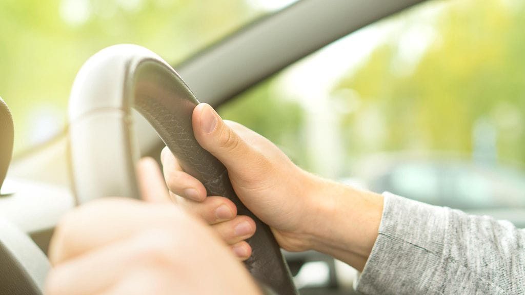 Autoilija selitti, että hänen tarkoituksenaan oli vain kiilata pyöräilijä. Kuvituskuva.