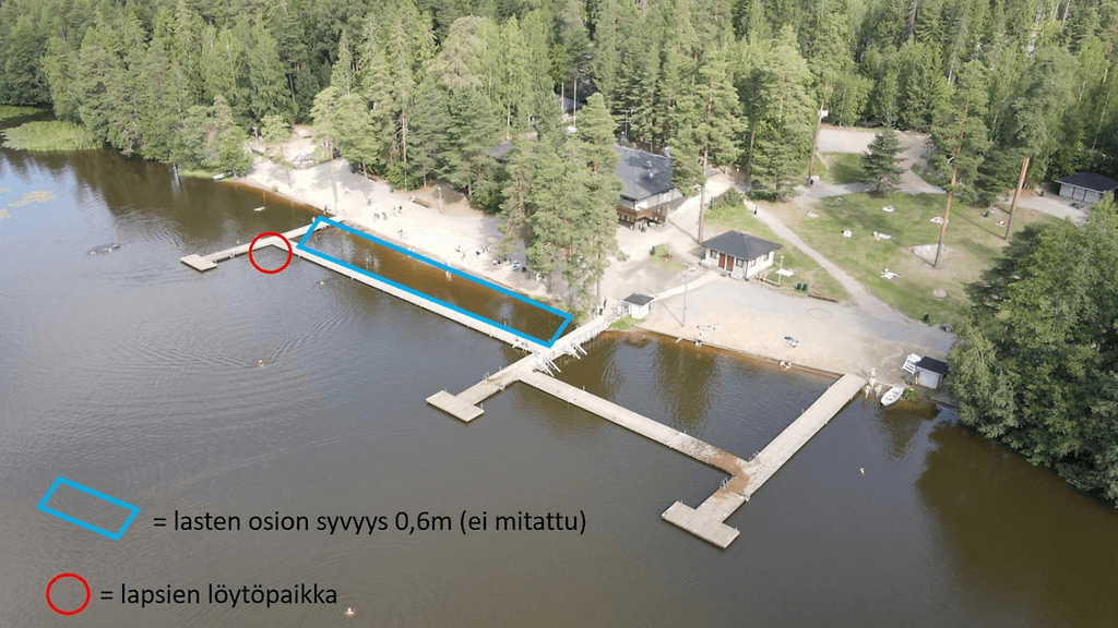 Ilmakuvaa turmapaikasta. Lapset löydettiin punaisella ympyrällä merkityltä alueelta. Sininen suorakulmio näyttää rannan kahluualuetta.