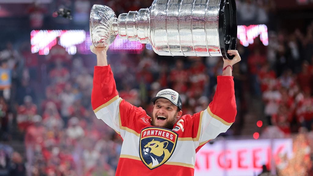 Aleksander Barkov nosti Stanley Cupia ensimmäisenä.