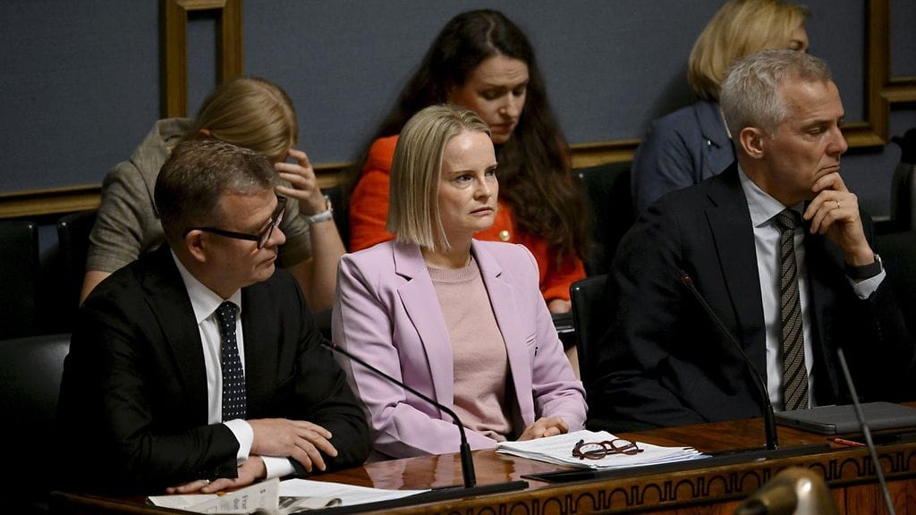 Kiista irtisanomissuojan madaltamista koskevasta lakimuutoksesta jakaa yhä hallitusta.