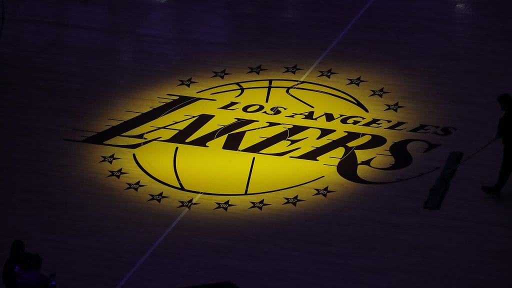 LA Lakers vaihtaa omistajaa.