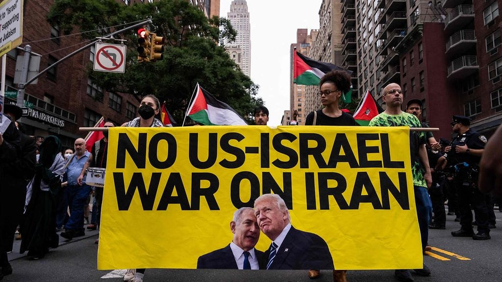 Yhdysvalloissa kansalaiset osoittavat mieltään mahdollista sotaan liittymistä vastaan.