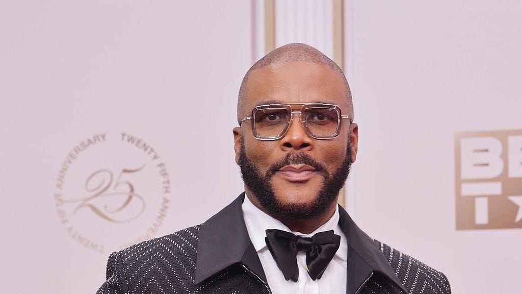 Tyler Perryn väitetään ahdistelleen näyttelijä Derek Dixonia seksuaalisesti tv-ohjelmien kulisseissa.