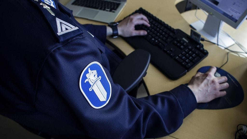 Poliisina esiintyneet miehet pyysivät siirtämään rahaa "turvatileille."