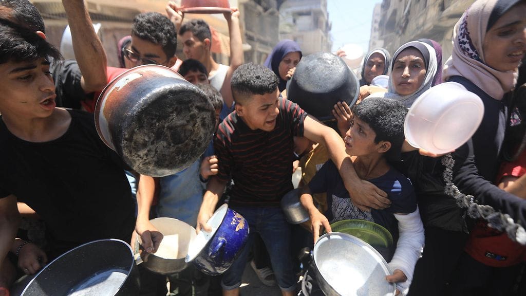 Kuvituskuvassa ruokaa odottavia ihmisiä Gazassa 18. kesäkuuta 2025.