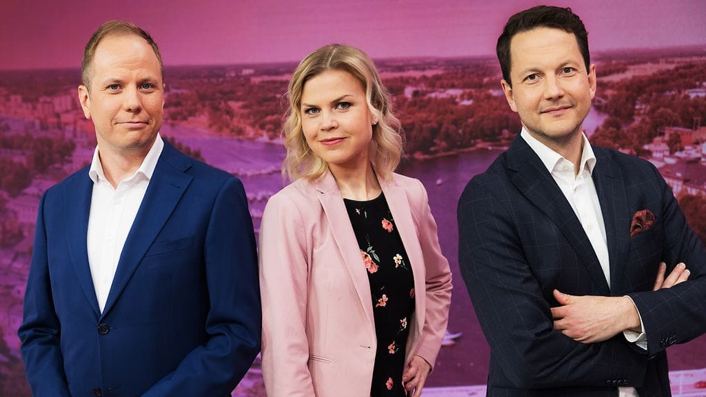 Tentin juontavat MTV Uutisten toimittajat Juha Kaija (vasemmalla) ja Maria Nykänen. Tentin jälkeen yhteiskuntatoimituksen päällikkö Jaakko Loikkanen vetää tentin antia yhteen Kymmenen uutisissa sekä verkkoanalyysissaan.