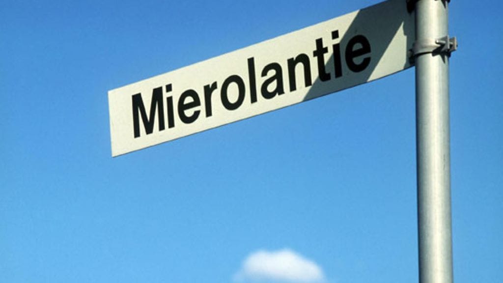 Lapissa hymyilyttäviin kyltteihin voi törmätä myös teiden varsilla. Tämä viittaa opastaa vessaan.