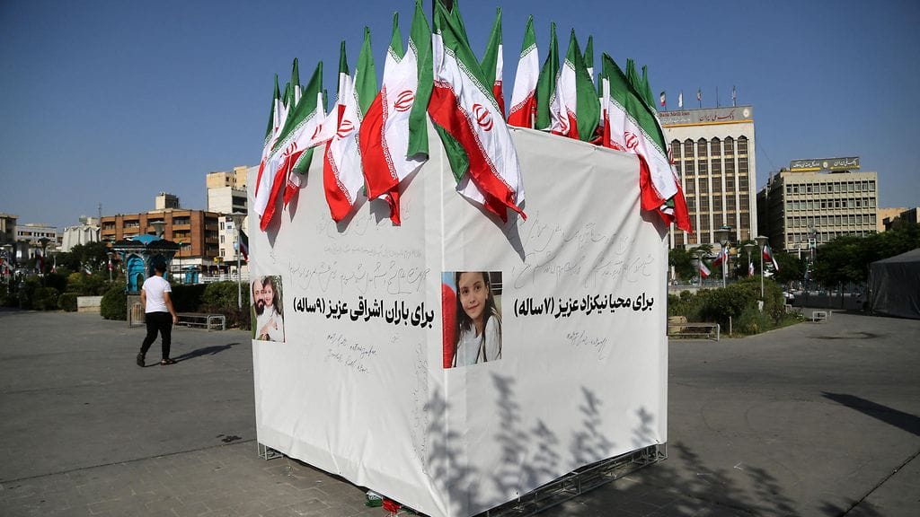 Israelin iskuissa kuolleiden siviilien ja korkeiden virkamiesten kuvia oli esillä Teheranissa 19. kesäkuuta 2025.